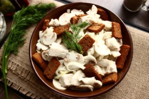 Салат з печерицями і куркою