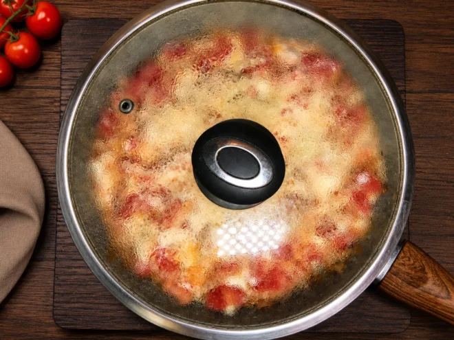 Яєшня з помідорами ковбасою та сиром рецепт - Крок 7
